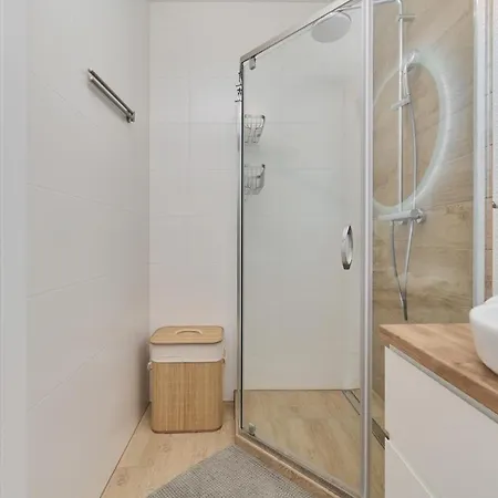 Blue Sky With Parking & Balcony By Renters