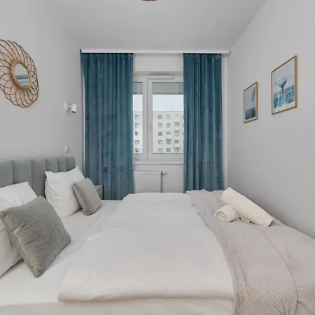 Blue Sky With Parking & Balcony By Renters *