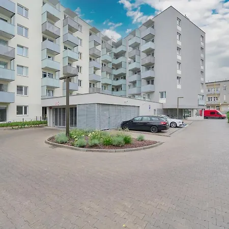 Blue Sky With Parking & Balcony By Renters Вроцлав