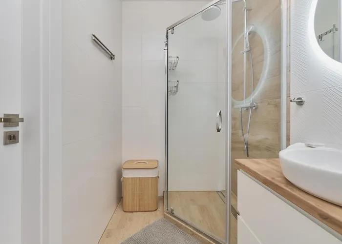 Blue Sky With Parking & Balcony By Renters