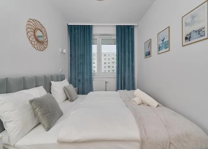 Blue Sky With Parking & Balcony By Renters *