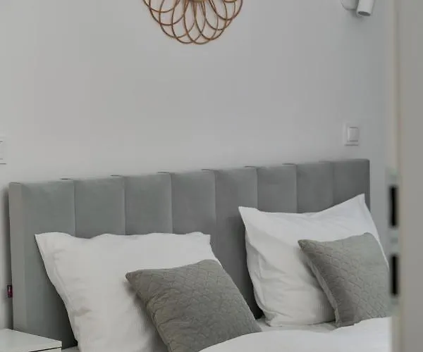 Blue Sky With Parking & Balcony By Renters