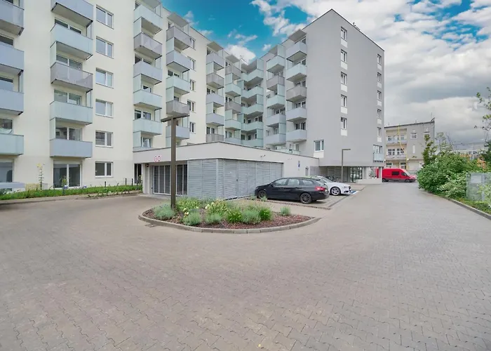 Blue Sky With Parking & Balcony By Renters Wrocław